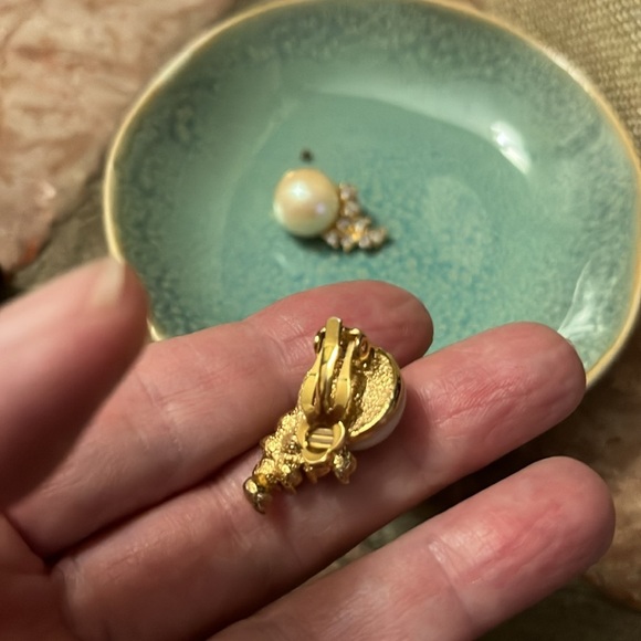 Vintage Pearl and Crystal Sparkling Elegant Clip on  Earrings - Picture 8 of 12